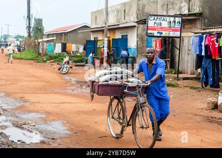 Un pescatore trasporta il suo pescato in bicicletta nella città di pescatori di Kasensero sulle rive del lago Victoria - Uganda Foto Stock