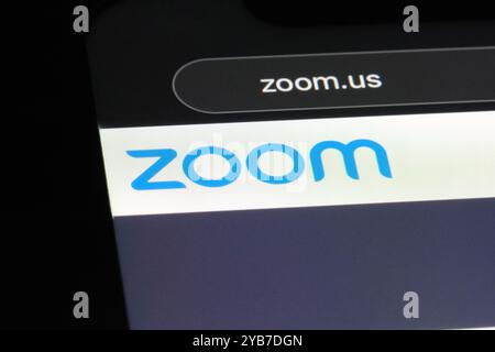 Logo del marchio aziendale Zoom Video Communications sul sito Web ufficiale. Piattaforma software per le comunicazioni video online (riunioni) Foto Stock