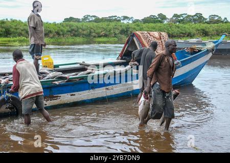 Un pescatore con il Perco del Nilo a Kasensero - Lago Vittoria - Uganda Foto Stock