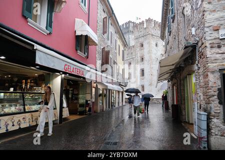 Sirmione, Italia - 5 settembre 2024. Giornata autunnale piovosa per le strade della città di Sirmione, sulle rive del Lago di Garda, Lombardia, Italia Foto Stock