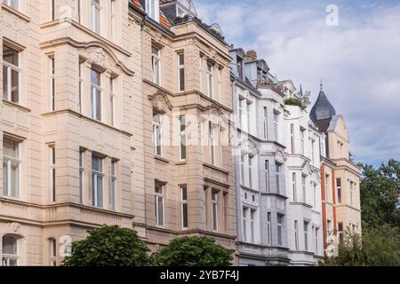 Vecchi edifici nel quartiere Nippes di Colonia Foto Stock