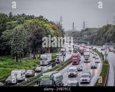 Autostrada A3, Oberhausen, dichter Verkehr, LKW, Pkw, Regenwetter, nasse Fahrbahn, rivenditore Verkehr, Gütertransport, Stau, Pendlerverkehr, Verkehrsprobleme, CO2-Emissionen, Klimadebatte, Diesel-LKW, Infrastrukturbelastung, Umweltprobleme, Energiekrise, Lieferkettenprobleme, Stauwarnung, Verkehrsunfälle, steigende Kraftstoffpreise, Mobilitätswende, Engpass, Verkehrspolitik, Verkehrsbelastung Oberhausen Nordrhein-Westfalen Deutschland *** Autobahn A3, Oberhausen, traffico pesante, camion, automobili, pioggia, strade bagnate, traffico lento, trasporto merci, ingorghi, traffico pendolare, traffico Foto Stock