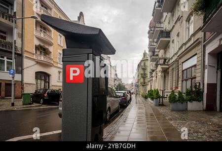 Il parcheggio in Poznan Street, Polonia, è facile da usare Foto Stock