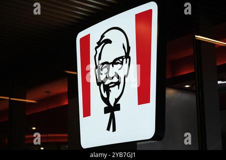 Shanghai, Cina - 1 luglio 2023: Logo del marchio del ristorante KFC Foto Stock