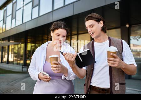 Una giovane donna più grande e il suo amico maschio si impegnano in una vivace discussione mentre si gusta un caffè. Foto Stock