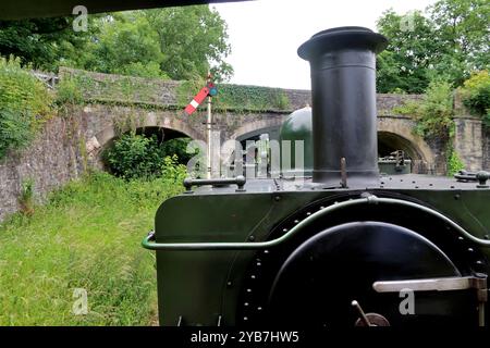 Il carro armato GWR Pannier n. 1369 si avvicina a Riverford Bridge (Hood Bridge) sulla South Devon Railway con un treno merci dimostrativo. Foto Stock