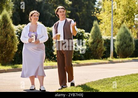 Due amici, una giovane donna più grande e il suo compagno maschio, condividono le risate mentre camminano. Foto Stock