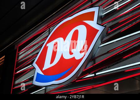 Hangzhou, Cina - 15 luglio 2023: Logo del negozio Dairy Queen (DQ) Foto Stock