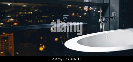 Bagno elegante e minimalista. Bagno bianco su sfondo scuro. Foto Stock