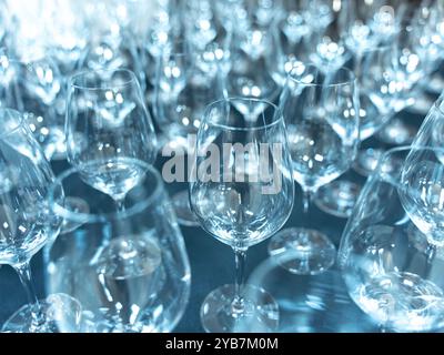 Bicchieri da vino. Foto orizzontale dei bicchieri da vino vuoti allineati, primo piano, bianco e nero. Messa a fuoco selettiva. Foto di alta qualità Foto Stock