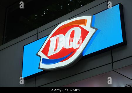 Shanghai, Cina - 27 agosto 2023: DQ (Dairy Queen) negozio firma logo marchio azienda Foto Stock