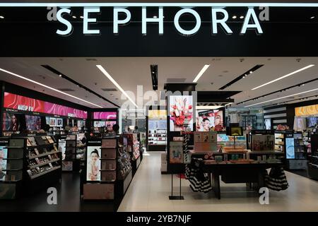 Shanghai, Cina - 23 luglio 2023: Negozio al dettaglio Sephora e logo Foto Stock