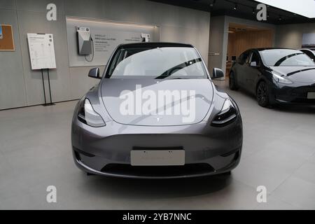 Shanghai, Cina - 20 aprile 2024: Parte anteriore dell'auto elettrica Tesla Model Y nello showroom del negozio Foto Stock