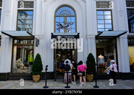 Shanghai, Cina - 2 settembre 2023: Clienti che fanno acquisti presso il grande negozio al dettaglio Arca'teryx Foto Stock