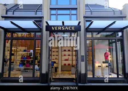 Shanghai, Cina - 2 settembre 2023: Facciata del grande negozio al dettaglio Versace Foto Stock