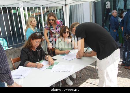 29 settembre 2024, Arzano, Campania/Napoli, Italia: Petizione dei cittadini di Arzano, in provincia di Napoli, contro la costruzione di una centrale elettrica sul territorio cittadino. (Credit Image: © Salvatore Esposito/Pacific Press via ZUMA Press Wire) SOLO PER USO EDITORIALE! Non per USO commerciale! Foto Stock