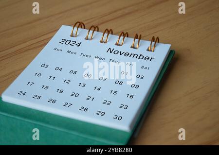 Vista laterale del calendario di novembre 2024 sulla scrivania in legno. Concetto di calendario Foto Stock