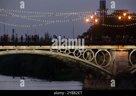 Il Velá de Santiago y Santa Ana a Triana, una festa estiva a Siviglia. Spagna Foto Stock