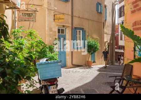 Chania Old Town Creta, vista di una strada tranquilla nella pittoresca area veneziana della città vecchia di Chania a Creta, in Grecia. Foto Stock