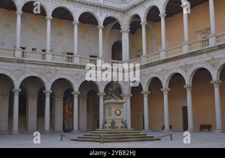 Alcázar di Toledo. Parade Ground, noto anche come Courtyard of Charles V. presenta una pianta quadrata di gallerie porticate su due livelli, con doppi archi sostenuti da colonne. Al centro del cortile si trova una copia ottocentesca della scultura allegorica di "Carlo V che domina la furia", la cui originale, realizzata da Leone e Pompeo Leoni, è esposta nel Museo Nazionale del Prado. L'edificio fu ricostruito dopo gravi danni subiti durante la guerra civile (1936-1939). Castiglia-la Mancha. Spagna. Foto Stock