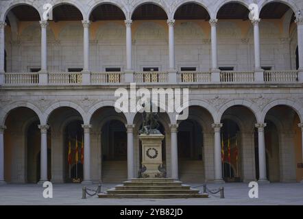 Alcázar di Toledo. Parade Ground, noto anche come Courtyard of Charles V. presenta una pianta quadrata di gallerie porticate su due livelli, con doppi archi sostenuti da colonne. Al centro del cortile si trova una copia ottocentesca della scultura allegorica di "Carlo V che domina la furia", la cui originale, realizzata da Leone e Pompeo Leoni, è esposta nel Museo Nazionale del Prado. L'edificio fu ricostruito dopo gravi danni subiti durante la guerra civile (1936-1939). Castiglia-la Mancha. Spagna. Foto Stock