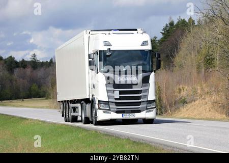 Il semirimorchio White Scania 450S trasporta merci sull'autostrada 52 in un giorno di primavera coperto. Salo, Finlandia. 12 maggio 2022. Foto Stock