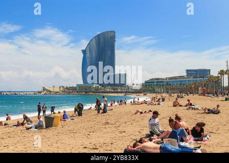 BARCELLONA, SPAGNA - 11 MAGGIO 2017: Si tratta di vacanzieri non identificati sulle spiagge sabbiose del quartiere di Barceloneta sul sito di un'ex industria Foto Stock