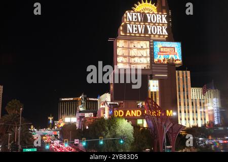Las Vegas, Nevada, USA-17 giugno 2024: Hotel e casinò New York-New York e vista notturna della città di Las Vegas Foto Stock