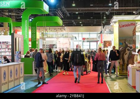 Besucher in der Halle am Carlsen Verlag - Francoforte 17.10.2024: Frankfurter Buchmesse *** visitatori nella sala del Carlsen Verlag Frankfurt 17 10 2024 Frankfurt Book Fair Foto Stock