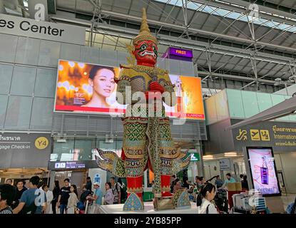 Bangkok, Thailandia - 2 dicembre 2019: I turisti sono pronti per il check-in al terminal dell'aeroporto Suvarnabhumi, .12 statue di Thao Vetsuwan o Yark sono Foto Stock