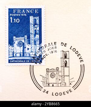 Francobollo di Francia raffigurante la cattedrale di Lodeve e cancellato il primo giorno di emissione, 15 novembre 1976. Foto Stock