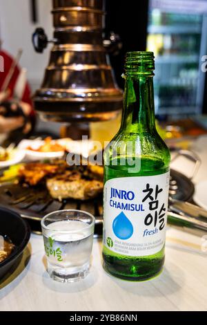 Jinro Chamisul è il marchio leader di soju in Corea, fondato nel 1924. Si tratta di bevande alcoliche perfette da abbinare al barbecue coreano. Foto Stock