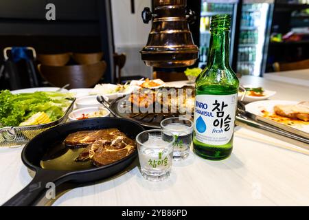 Jinro Chamisul è il marchio leader di soju in Corea, fondato nel 1924. Si tratta di bevande alcoliche perfette da abbinare al barbecue coreano. Foto Stock