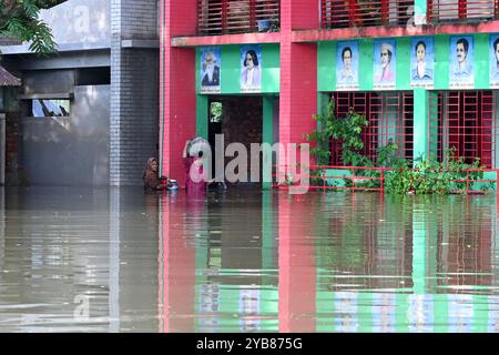 Le popolazioni colpite dalle inondazioni sono rifugiate in un edificio scolastico nel distretto di beni, in Bangladesh, il 24 agosto 2024. Foto Stock