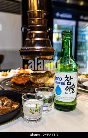 Jinro Chamisul è il marchio leader di soju in Corea, fondato nel 1924. Si tratta di bevande alcoliche perfette da abbinare al barbecue coreano. Foto Stock