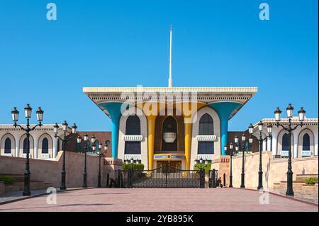 La vista frontale principale del Palazzo al Alam del Sultano Qaboos bin Said durante la giornata di sole a Mascate, Oman. Foto Stock