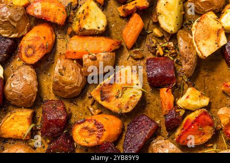 Verdure arrosto autunnali sane fatte in casa con patate e carote Foto Stock