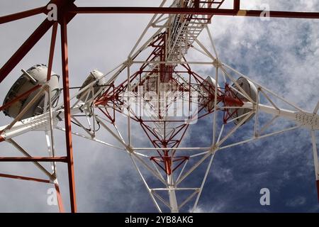 Sotto una vecchia torre di comunicazione di montagna Foto Stock