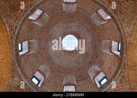 Vista simmetrica dal basso dell'enorme cupola in mattoni della fabbrica reale di vetro di la Granja de San Ildefonso. Foto Stock