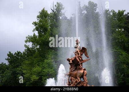 Impressionanti giochi d'acqua nelle fontane della Granja de San Ildefonso in Spagna sullo sfondo di enormi alberi. Fontane uniche per la sua bellezza e. Foto Stock