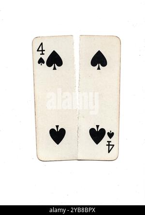 Una carta da gioco vintage strappata a metà dall'alto verso il basso su uno sfondo bianco. Foto Stock