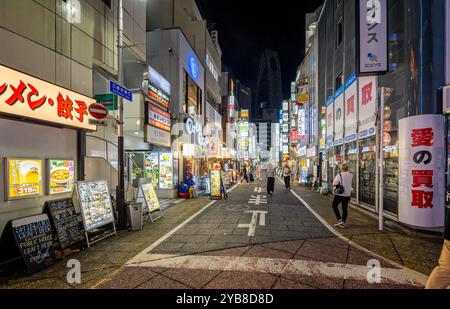 Luci al neon di negozi e ristoranti lungo il viale Sanbangai a Shinjuku, Tokyo, Giappone, il 23 settembre 2023 Foto Stock