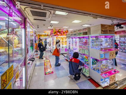 Arcade di artigli o gru giapponesi con giocattoli a Shinjuku, Tokyo, Giappone, il 23 settembre 2023 Foto Stock