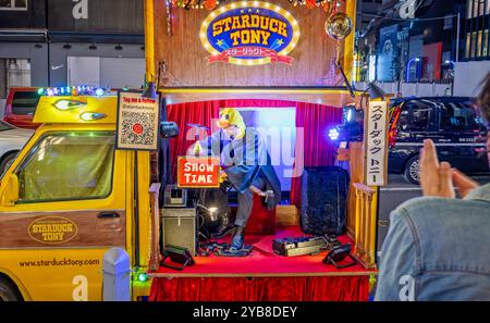 Busker che si esibisce dal mini palco sul retro di un piccolo pulmino fuori dalla stazione di Shinjuku a Shinjuku, Tokyo, Giappone, il 23 settembre 2023 Foto Stock