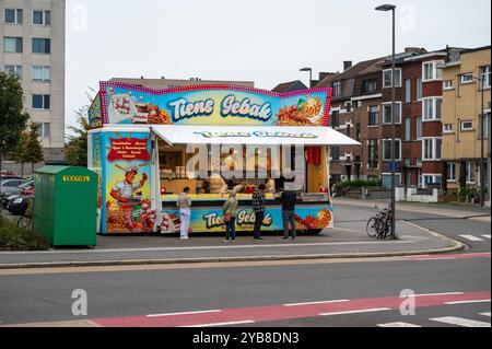 Stand gastronomico Tiens Gebak che vende patatine fritte e croustillon o smoutebollen, una ciambella fritta a Tienen, Brabante fiammingo, Belgio, 12 ottobre 2024 Foto Stock