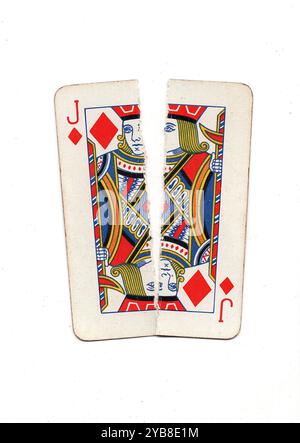 Una carta da gioco vintage strappata a metà dall'alto verso il basso su uno sfondo bianco. Foto Stock