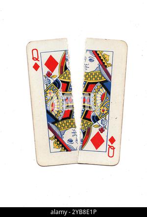 Una carta da gioco vintage strappata a metà dall'alto verso il basso su uno sfondo bianco. Foto Stock