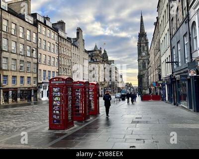 Guardando lungo il Royal Mile su High Street, in direzione di Holyrood Palace. Edimburgo, Scozia, Regno Unito. 16 marzo 2024. Foto Stock