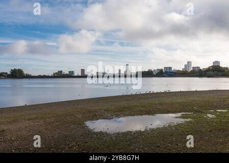 Edgbaston Reservoir a Birmingham in autunno, sole utilizzato per alimentare l'acqua alla rete dei canali Foto Stock