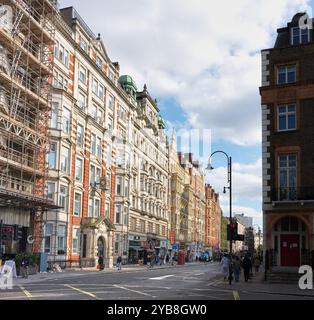 Southampton Row, Bloomsbury, Londra, Inghilterra, senza traffico a causa di una manifestazione filo-musulmana sulla guerra in Medio Oriente, ottobre 2024. Foto Stock